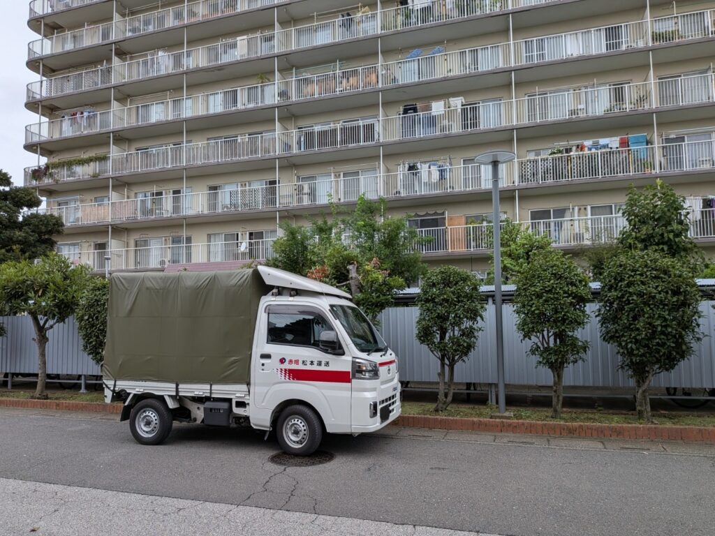 電動自転車の配送先である川口市江戸袋のマンション前に停車した赤帽車
