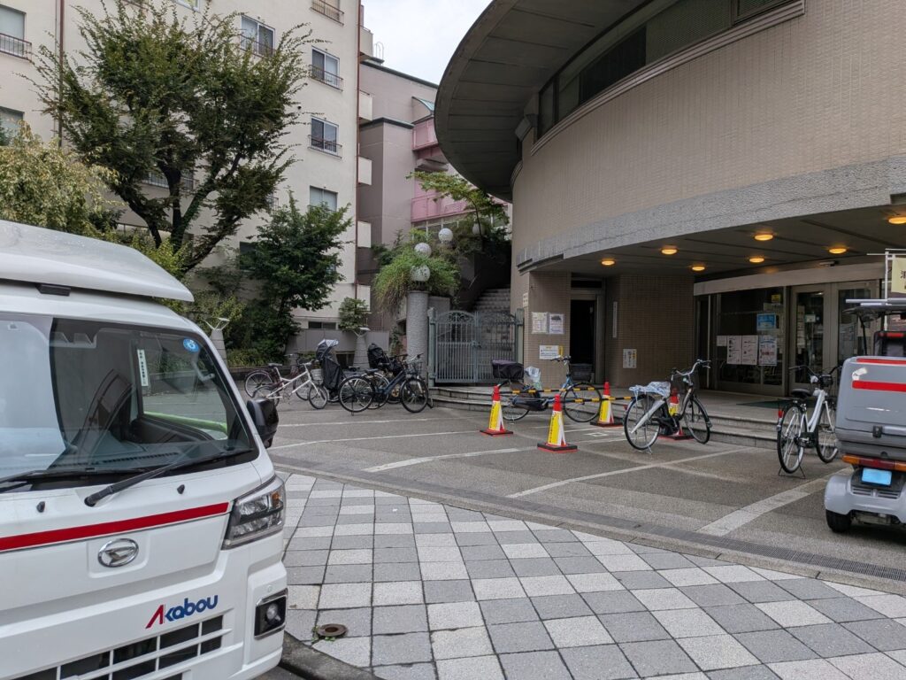 台東区東上野の教育センターで資材を積み込む赤帽車