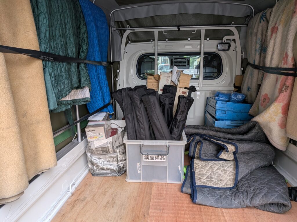 各教育センターから回収し東上野へ持ち帰る資材を積んだ赤帽車