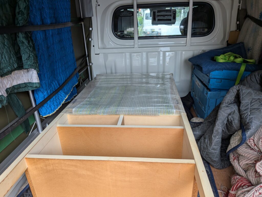 高さ150cmの木製キャビネットを横に寝かせて養生