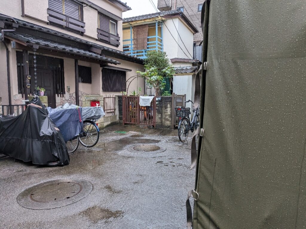 足立区興野の狭い住宅街へ家具を配送