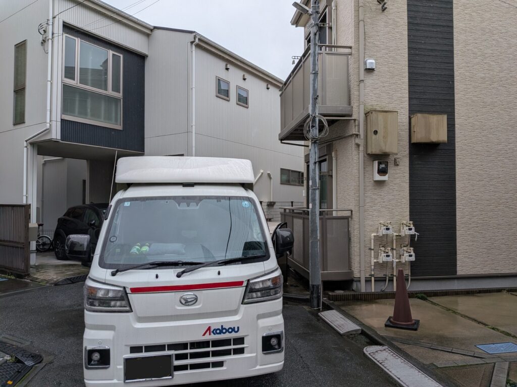 東京都豊島区南池袋の家具家電配送｜搬出元のアパート前に停車した赤帽松本運送トラック