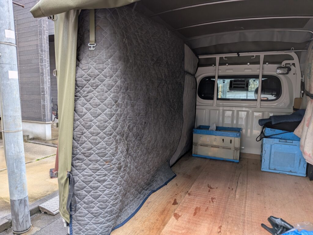 セミダブルマットレスを雨で濡れないようにキルティングパッドで養生した赤帽トラックの荷台