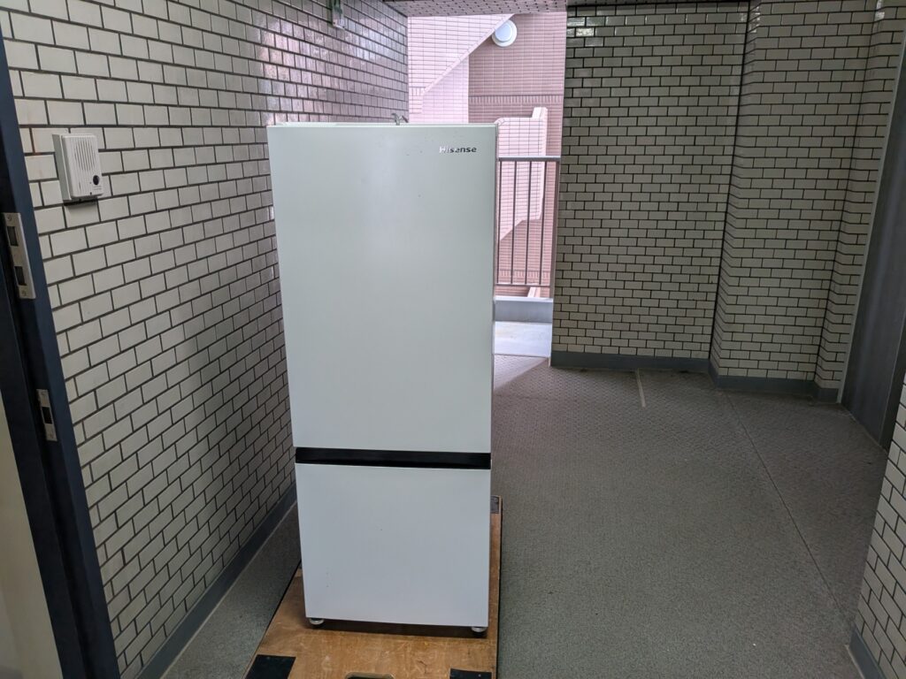 冷蔵庫を平台車で運搬