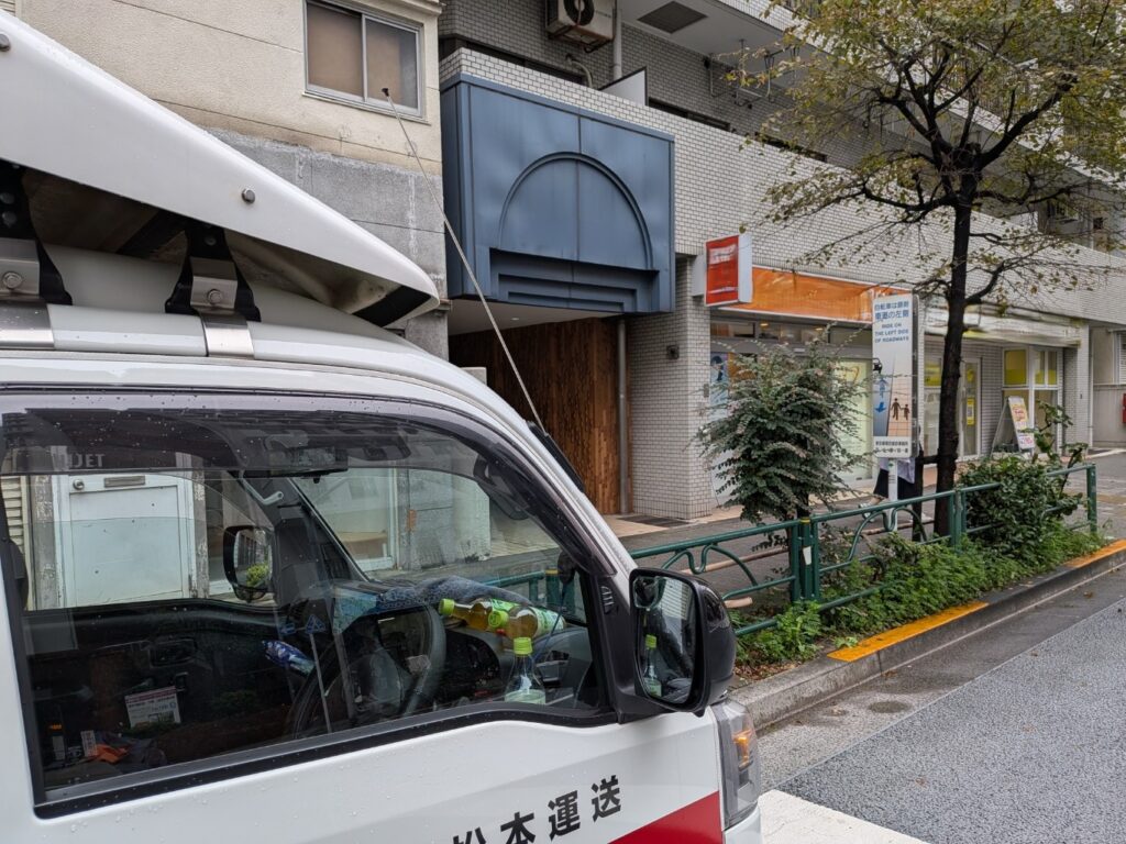 東京都豊島区雑司が谷への家具家電配送｜配送先のマンション付近に停車した赤帽トラック