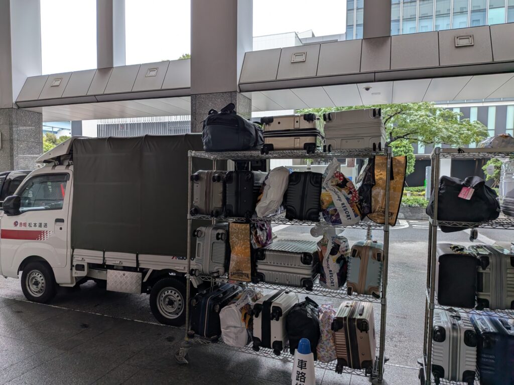 有明のホテルで修学旅行カバンの積込みを準備する赤帽車
