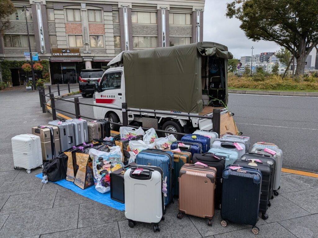 上野駅公園口で並べた修学旅行のスーツケースとカバン