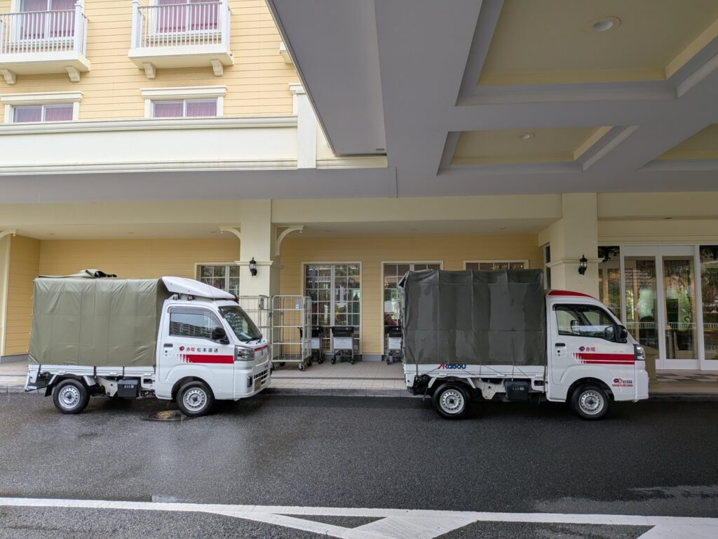 浦安市明海のホテルへスクールバッグを配送した赤帽2台