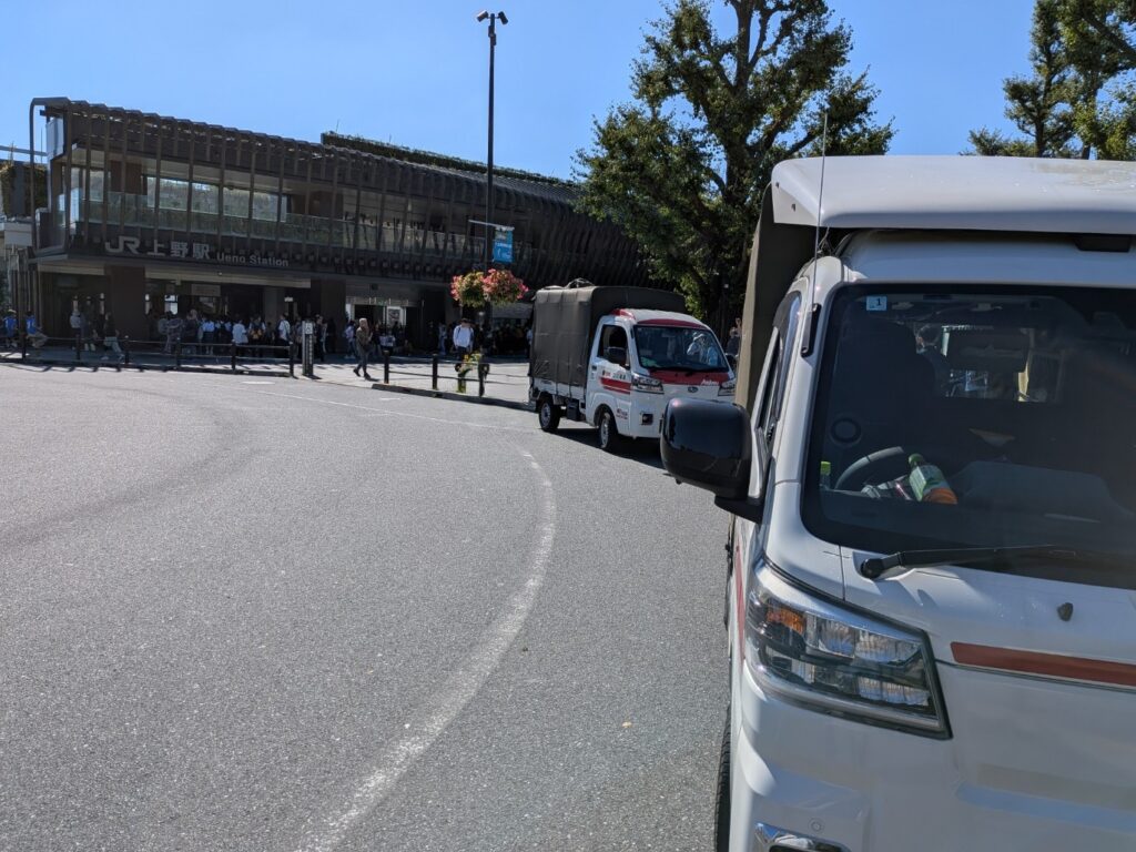 上野駅公園口で66名様分の修学旅行カバンを運ぶ赤帽2台