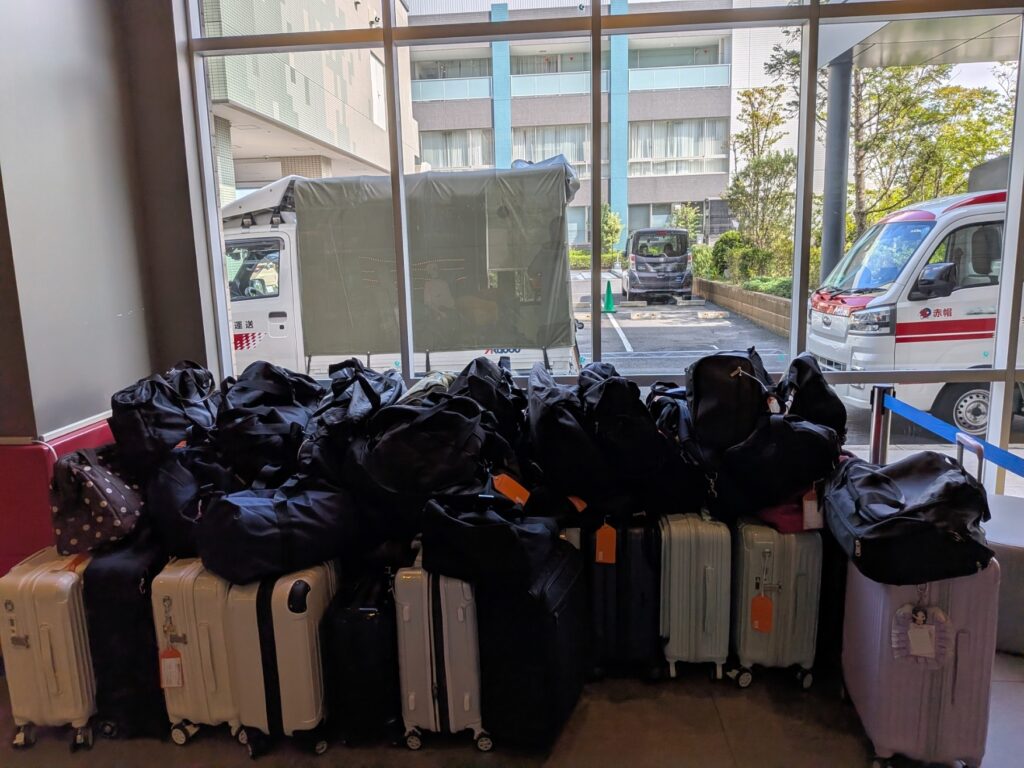浦安市日の出のホテルで修学旅行カバンを荷下ろしする赤帽2台