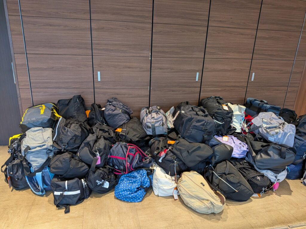 市川市塩浜のホテルで預かった72名様分の修学旅行カバン