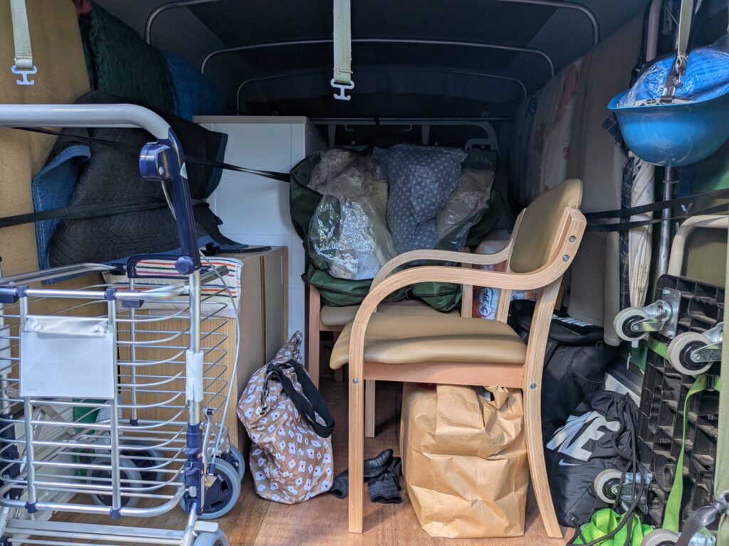 老人ホームからの引越しで椅子やキャリーカートなどを積み込んだ赤帽トラックの荷台
