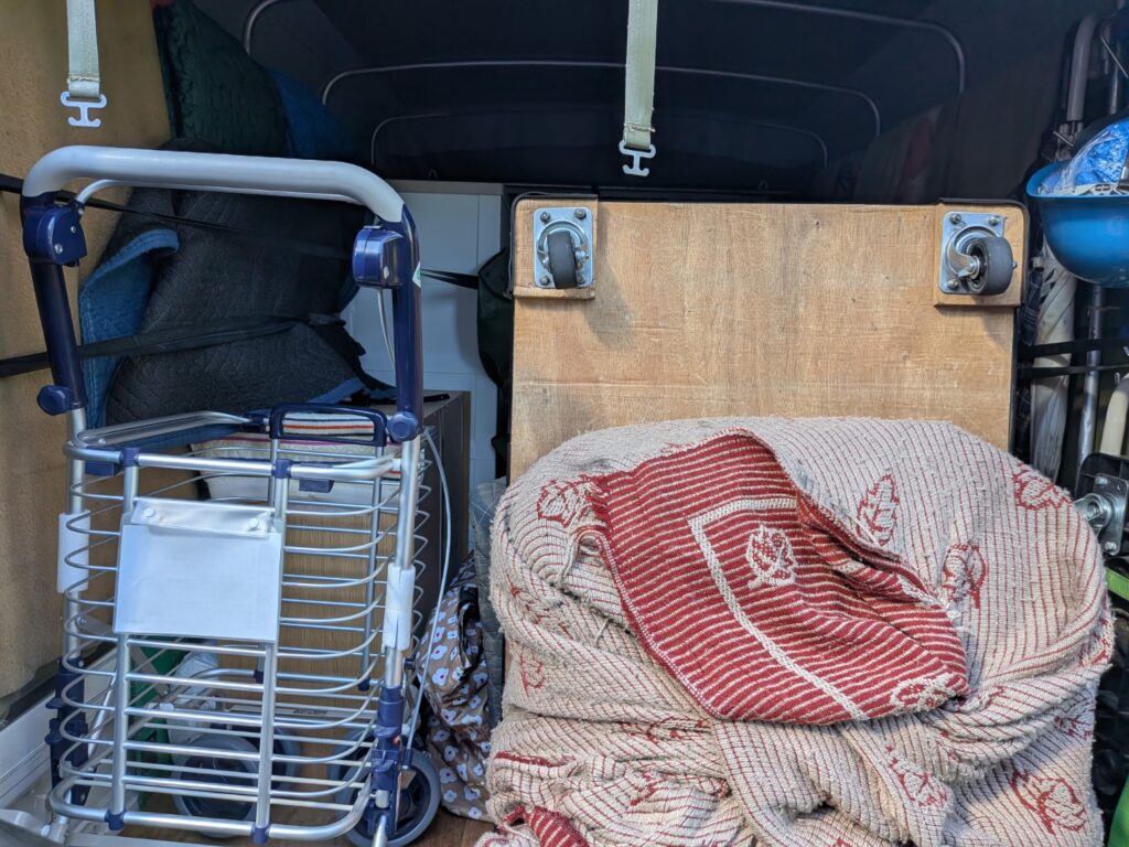 練馬区の老人ホーム引越しで家具を毛布で保護した赤帽トラックの積込み状況
