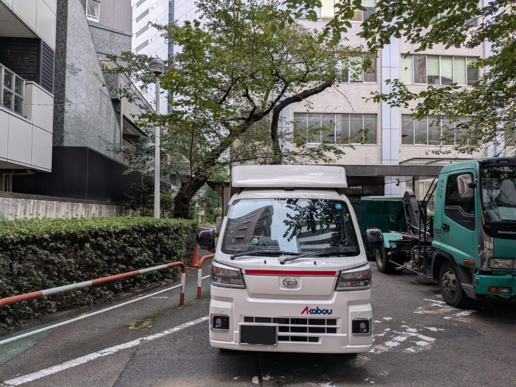 新宿区西新宿の事務所で事務用椅子を引き取る赤帽松本運送トラック