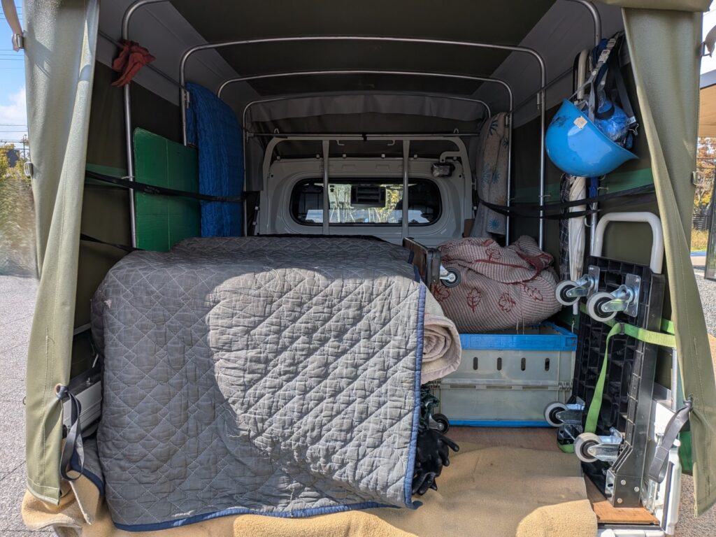 テストコース模型をキルティングパッドで養生した赤帽車の荷台。