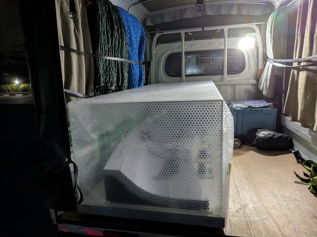 展示会終了後にエアキャップで梱包した模型を赤帽車へ積み込んだ様子。