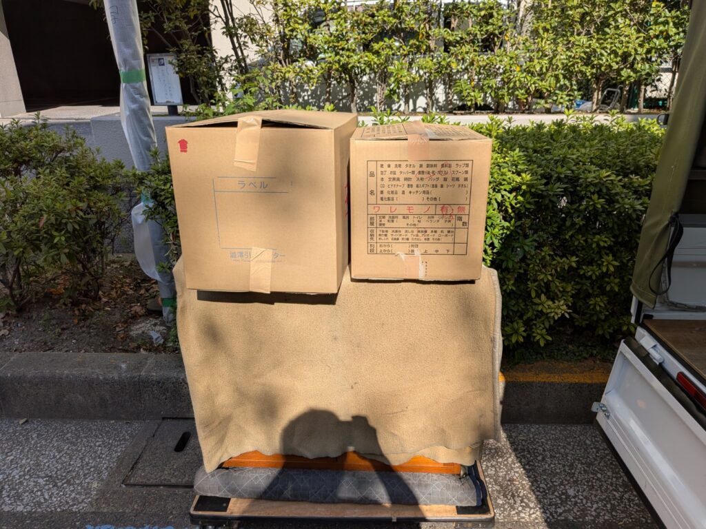 江東区豊洲のマンションへ配送した仏壇台と仏具の段ボール。