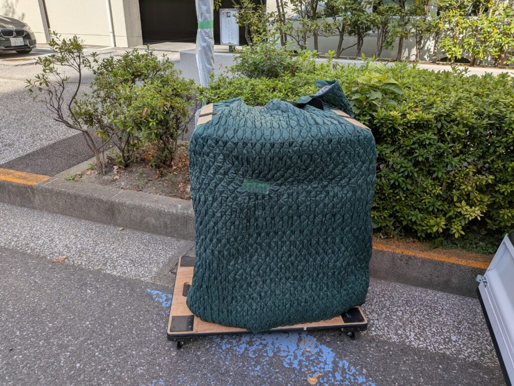 ジャバラパッドで養生し平台車に載せた中型仏壇。