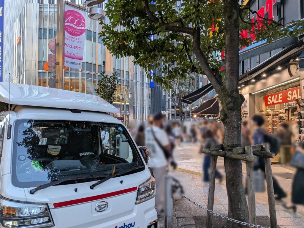 新宿駅東口のイベント会場付近で待機する赤帽松本運送のトラック