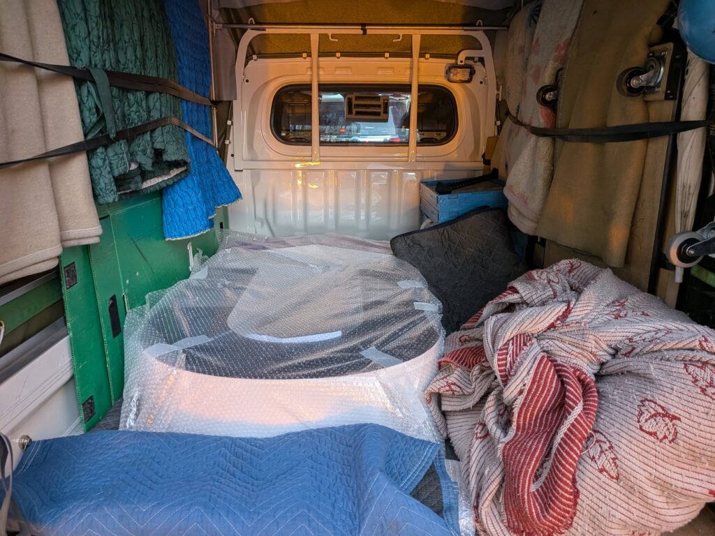 高さ160cmのイベント用オブジェを台座から外して寝かせて積み込んだ赤帽車の荷台