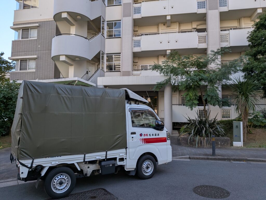 千葉県浦安市明海の配送先に到着した赤帽松本運送のトラック