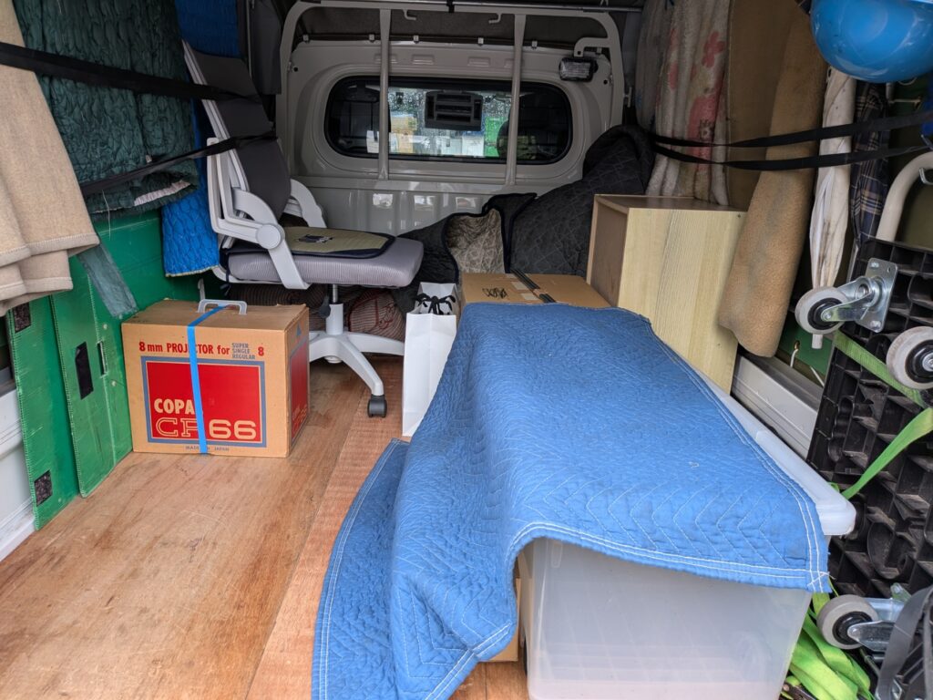 渋谷区から足立区へ持ち帰る事務椅子や空の衣装ケースを積載した荷台