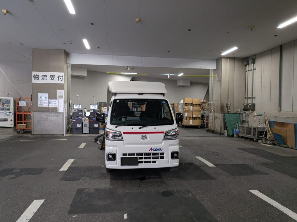 東京ソラマチの荷捌き場でテーブル・椅子の配送に対応する赤帽トラック