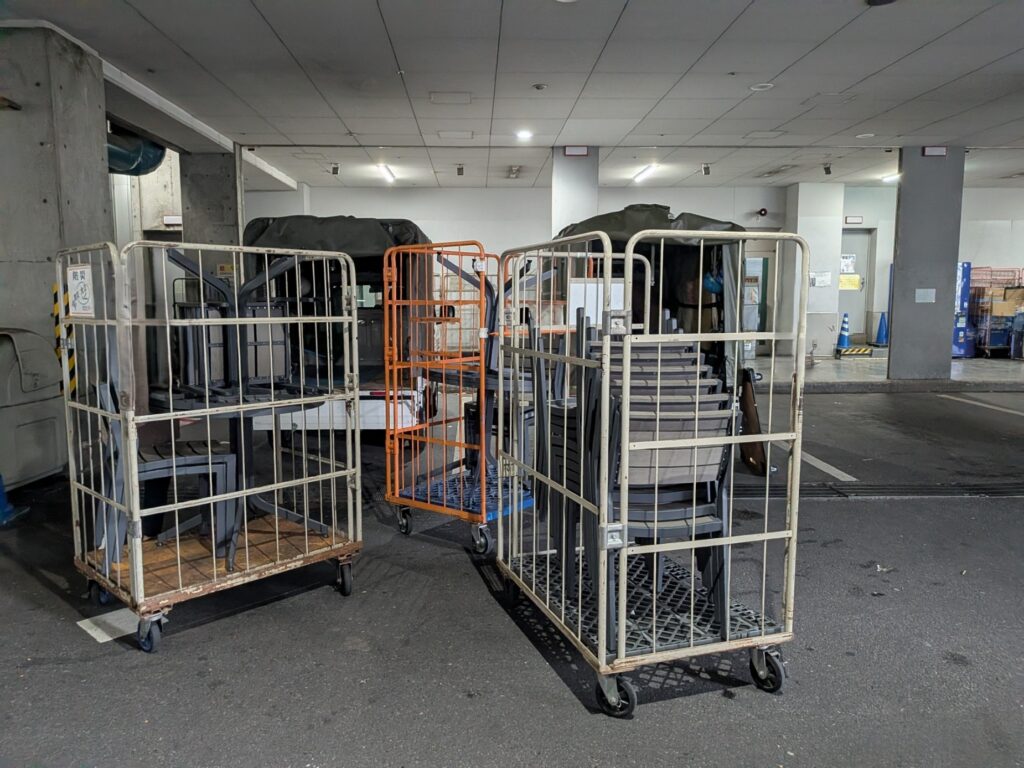 港区台場の商業施設で荷下ろししたテラス用テーブルと椅子