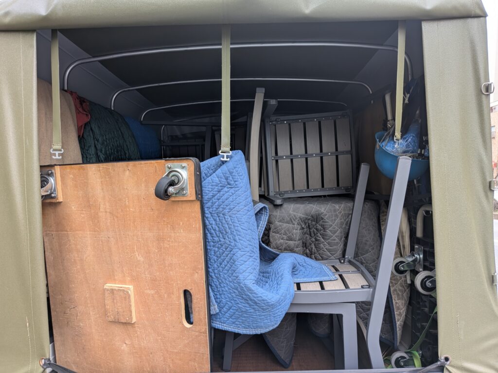 テラス用テーブルと椅子をキルティングパッドで養生した赤帽トラックの荷台