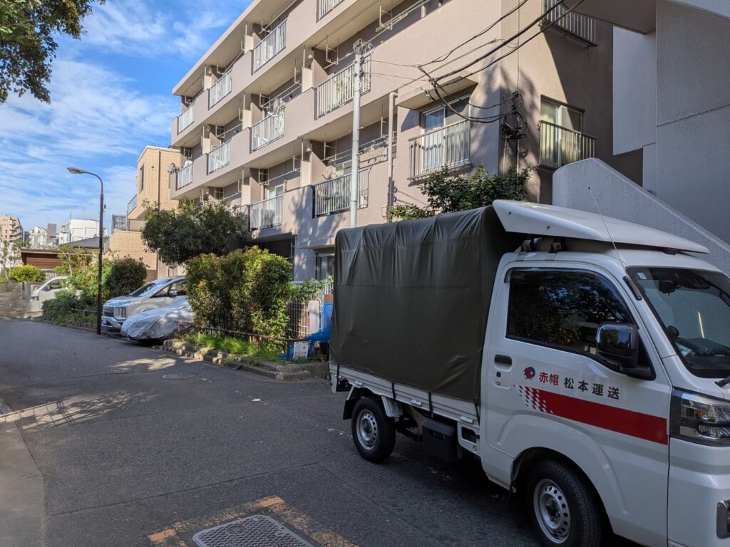 新宿区左門町で家具配送のために到着した赤帽松本運送トラック