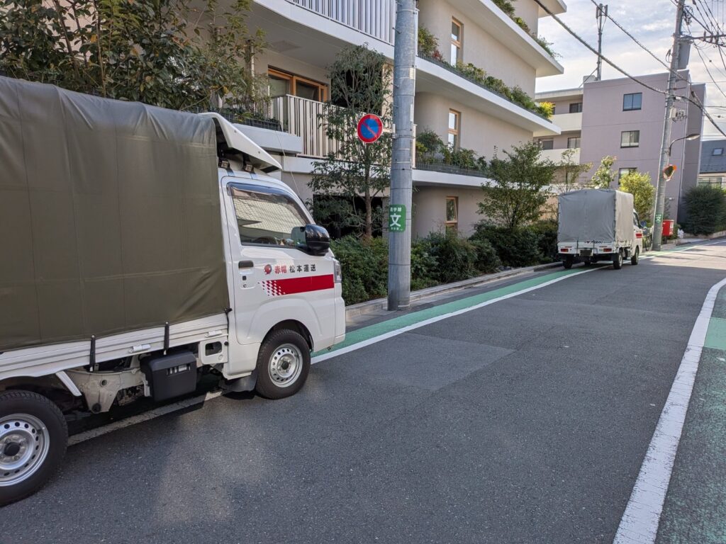 渋谷区代々木で家具配送に対応する赤帽トラック2台