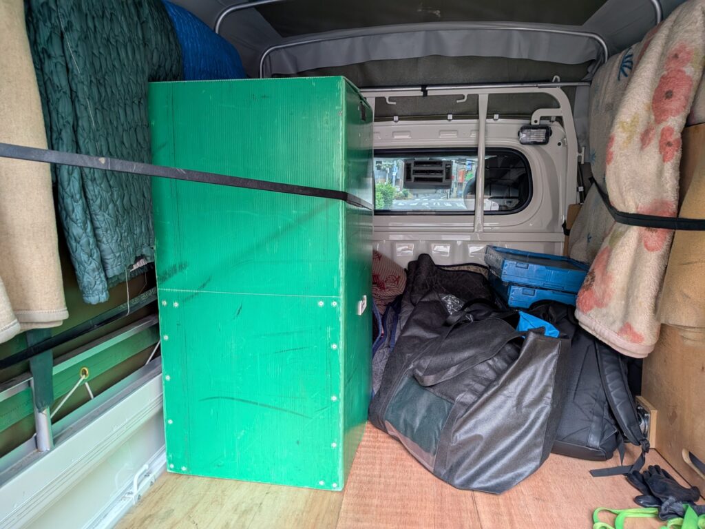 冬服配送で使用したハンガーボックスと衣類を積載した赤帽軽トラックの荷台
