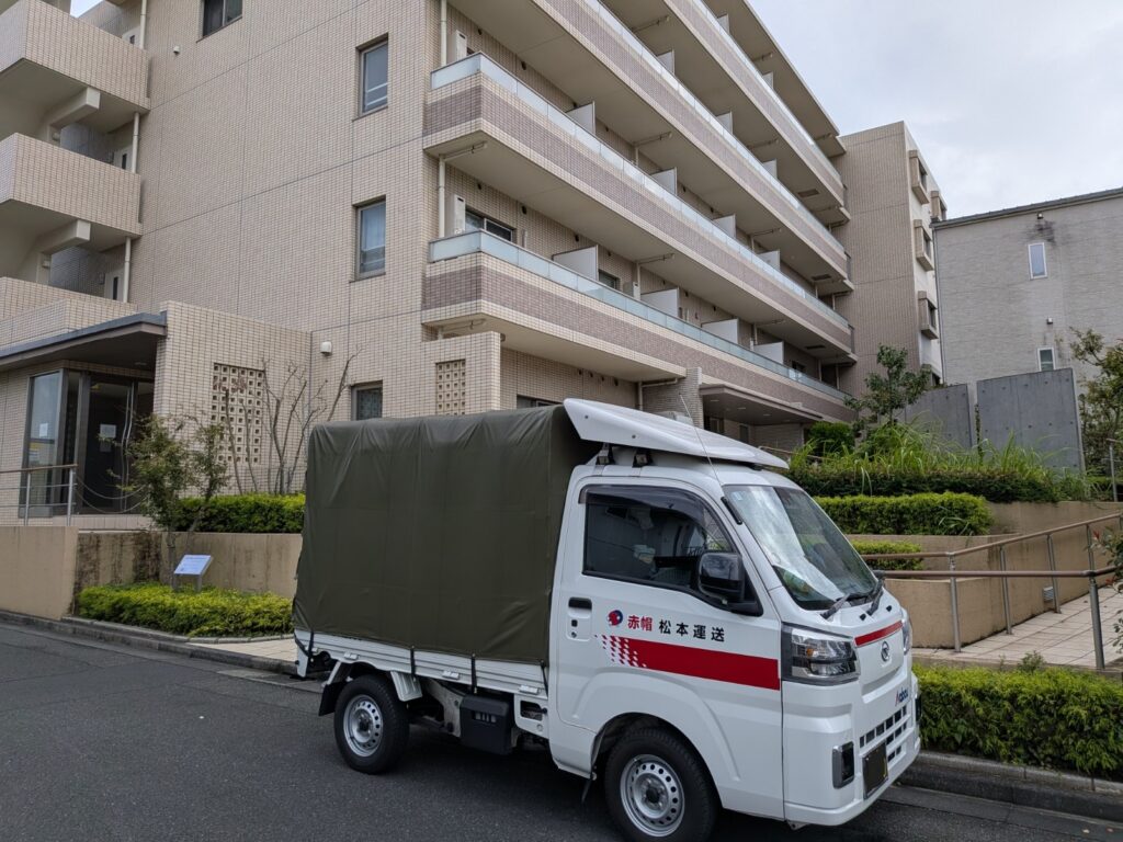 東京都江戸川区篠崎町の冬服配送先に到着した赤帽松本運送の軽トラック