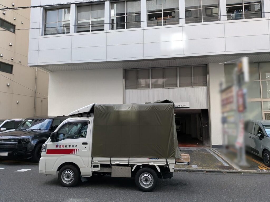 江東区新砂から中央区新川の現場へ建築資材を緊急配送した赤帽トラック
