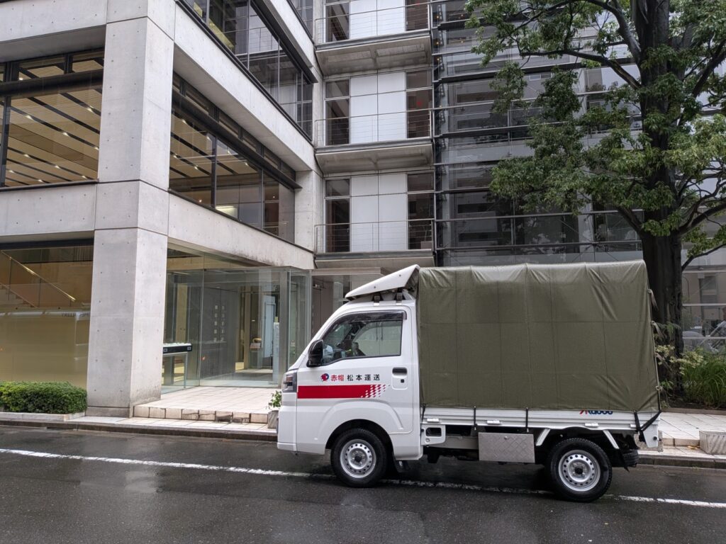 墨田区の設計事務所で建築模型を積み込む赤帽松本運送の軽トラック