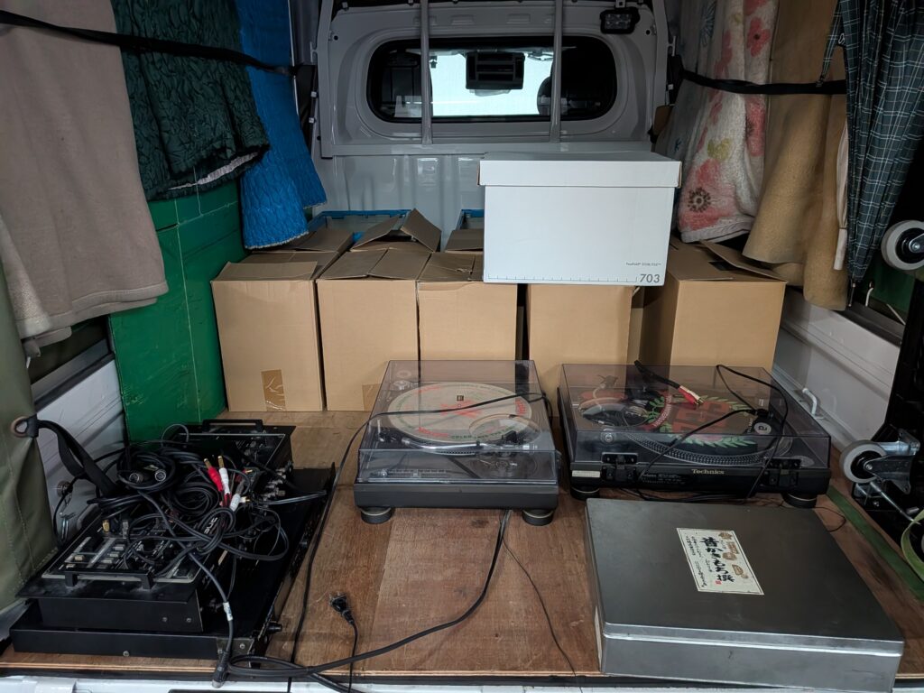 渋谷区恵比寿から中央区勝どきのトランクルームへ配送するレコードプレーヤーやミキサー、段ボールの積込み状況