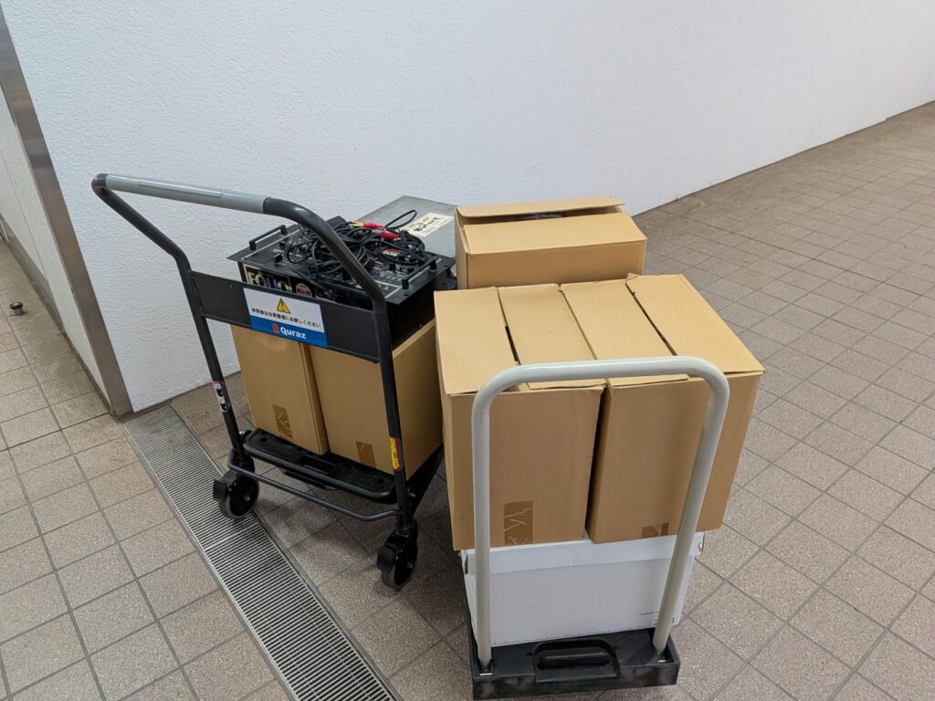 中央区勝どきのトランクルームで台車を使用してレコードやCDの段ボールを搬入する様子