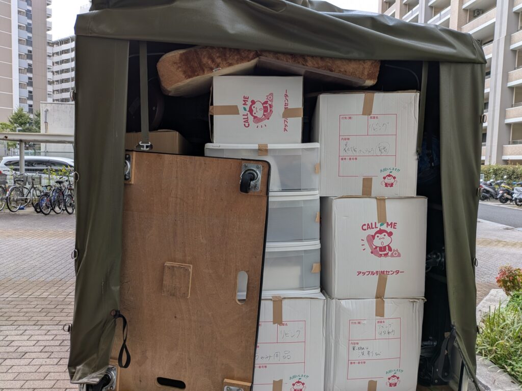 家具家電と段ボールで満載になった赤帽トラックの荷台