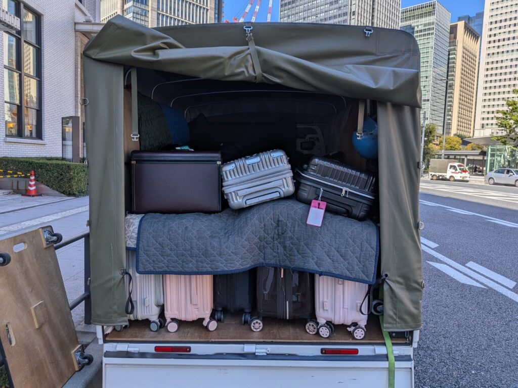 東京駅で修学旅行のスーツケース30名様分を積み込んだ赤帽車両